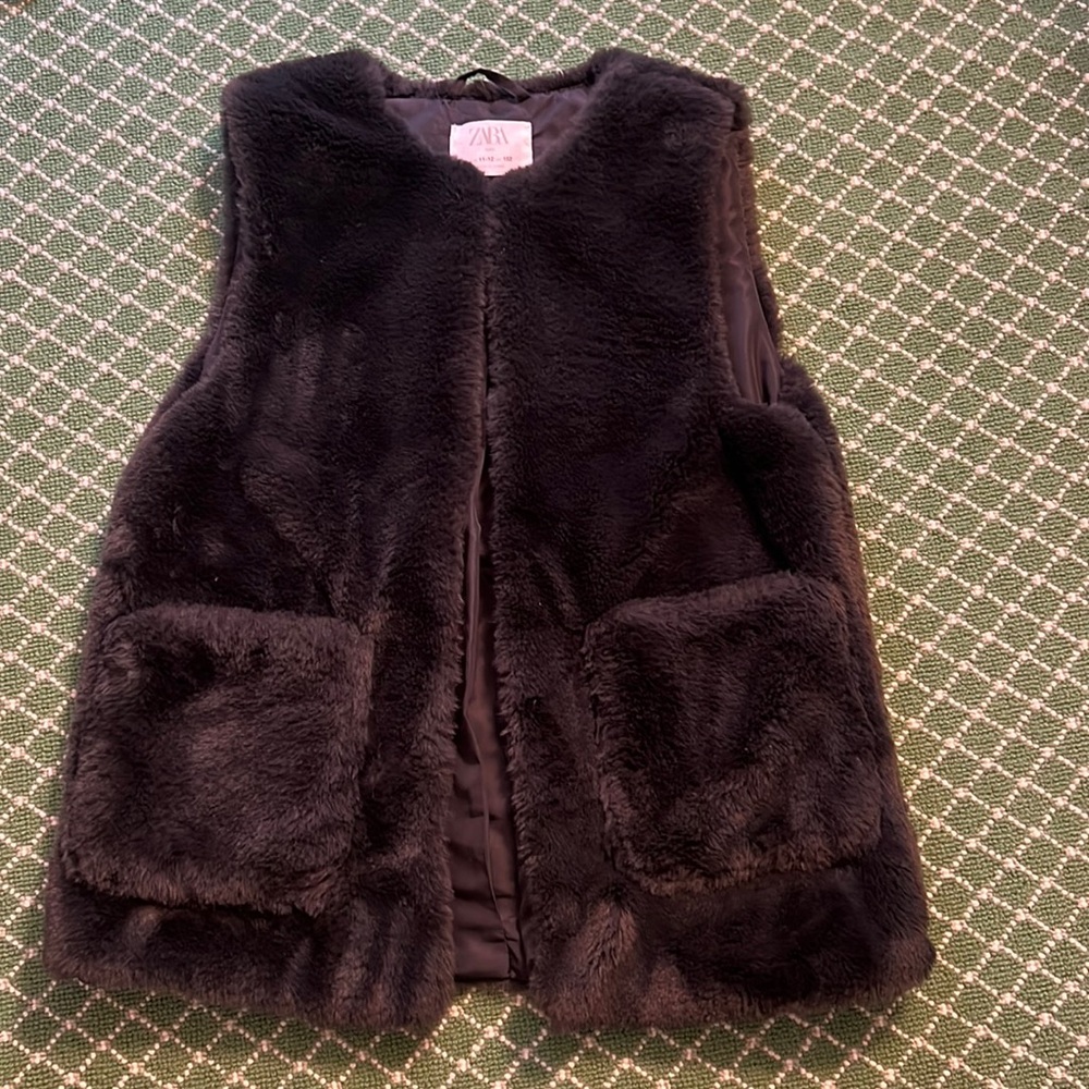 Zara size 11-12 faux fur vest in gray.